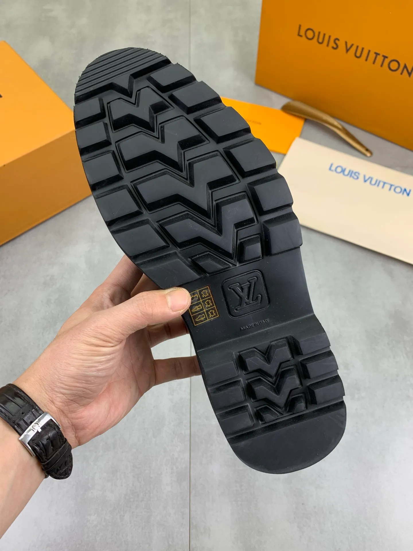 Factory price P820 💎💎💎Top version LOUIS VUITTON [Louis Vuitton] - LV men's business casual leather shoes, luxurious and noble 👞All imported original cowhide, just to create a more comfortable wearing experience, upper: original high-end calfskin➕Imported soft cowhide lining, original lightweight foam outsole✔️Color: 3️⃣colors available Size: 39-44 (38.45 46 can be customized (non-returnable)